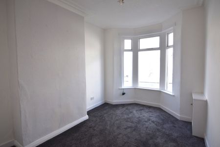 To Let 3 Bed Mid Terraced House - Photo 4