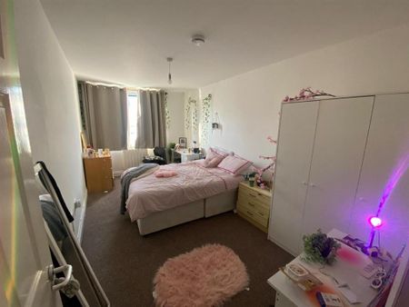 4 bedroom apartment to rent - Photo 2