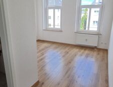 Schubertstr. 17, Wohnung 3 ~~~ Balkon, Bad mit Eckbadewanne und Dusche, Gäste-WC, Abstellraum im Treppenhaus - Foto 1