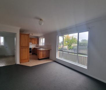 Three bedroom Family Home - Photo 6