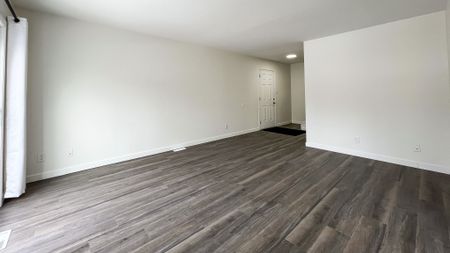 Renovated 3 Bedroom, 2.5 Bath Townhome With Finished Basement. - Photo 4