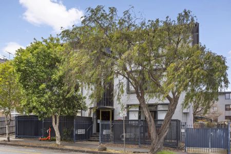 Two-Bedroom Apartment in a Convenient Central Location - Photo 3