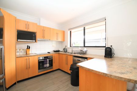 Modern Three Bedroom Family Home - Photo 5