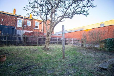 3 bedroom semi-detached house to rent - Photo 2