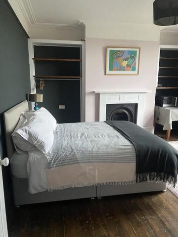 Lovely double room in large Clapham house with own bathroom. Available from November 1st - Photo 2