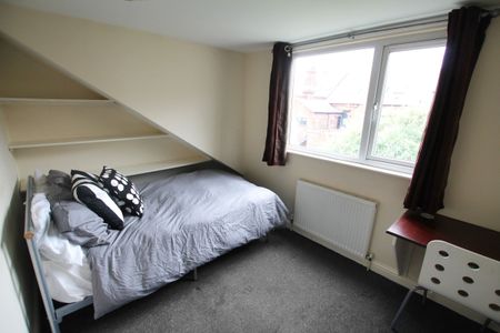 4 bedroom terraced house to rent - Photo 4