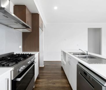 Modern 4-Bedroom Home with Spacious Backyard - Photo 2