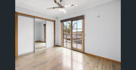 Stylish Family Home with Pool, Bar & Balcony in Prime Werribee Location! - Photo 2