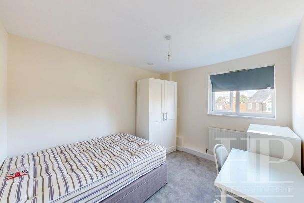 Albany Road, Crawley, RH11 - Photo 1