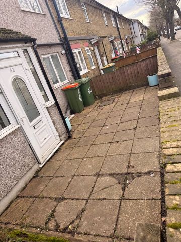 3 Bed Terraced House, Churchill Road, E16 - Photo 4