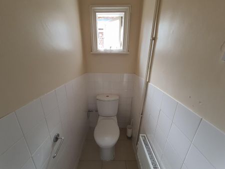 1 bedroom in a house share to rent - Photo 5