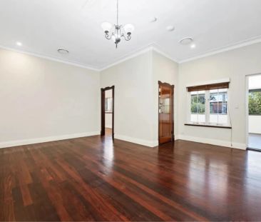 Charming apartment on Broadway - Photo 1