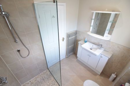 A 3 Bedroom Detached - Photo 5