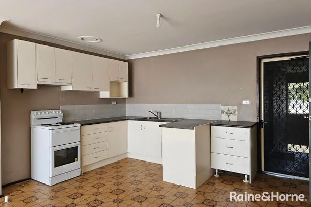 Walking distance to St. Albans Train Station |FREE Water - Photo 1