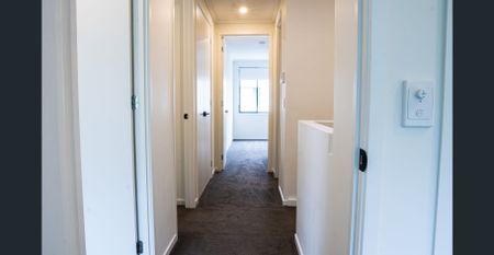 Modern 4-Bedroom Townhouse in the Heart of Nuovo - Photo 4