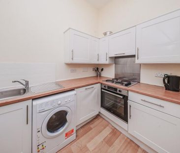 3 bedroom flat to rent - Photo 4