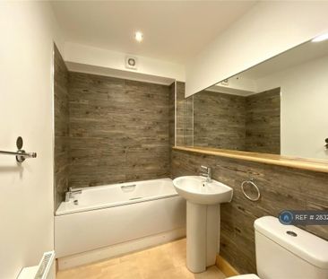 3 bedroom flat to rent - Photo 6