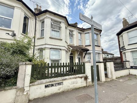 1 bedroom in a house share to rent - Photo 5