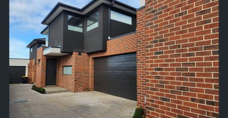 Townhouse in excellent location - double lug - Photo 2