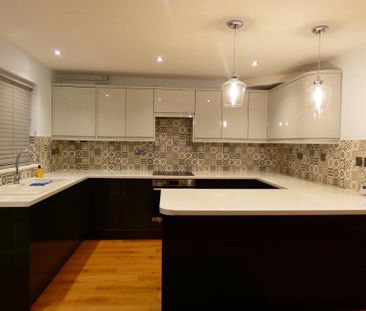 4 bedroom semi-detached house to rent - Photo 3