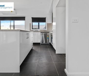 Modern & Spacious 3 Bedroom Townhouse in Deanside! - Photo 2