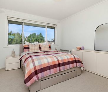 PRIME BAYSIDE POSITION WITH SECURE PARKING & DIRECT CBD ACCESS - Photo 3