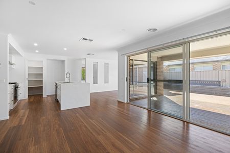 Spacious 4 Bedroom - Photo 2