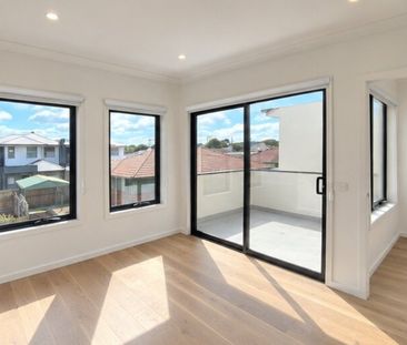 2/12 Clunes Street, Kingsbury VIC 3083 - Photo 1