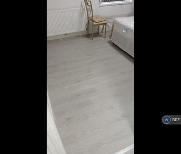 3 bedroom flat to rent - Photo 3