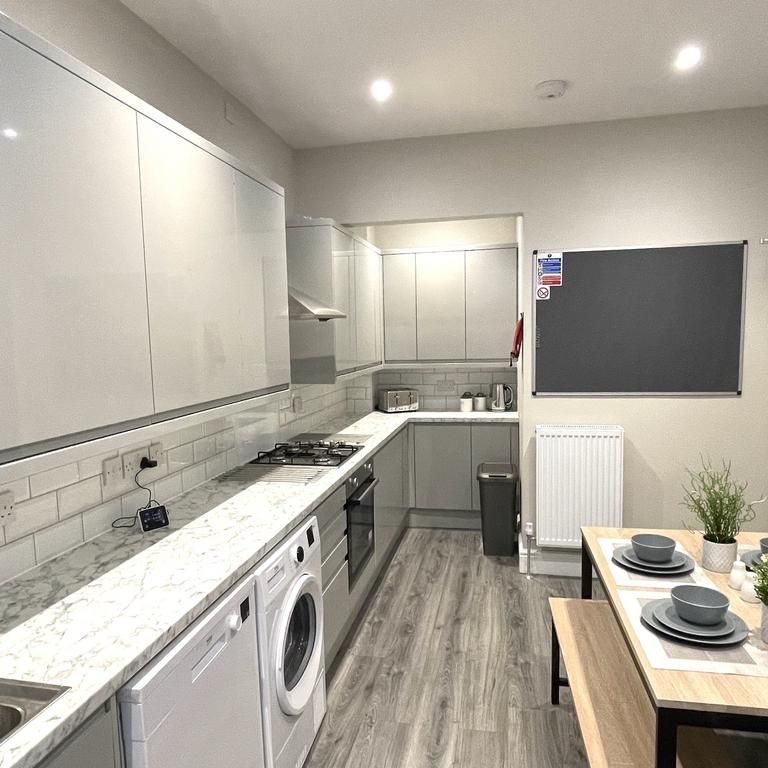 1 bedroom in a house share to rent - Photo 1