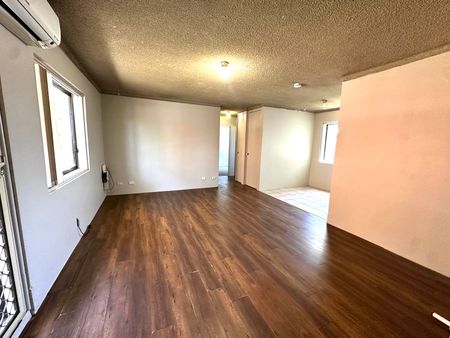 !! 1st floor unit – bedrooms will have brand new carpet !! - Photo 3