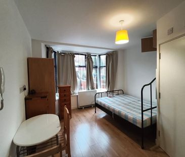 Studio Flat, Cotswold Gardens, NW2 - Photo 1