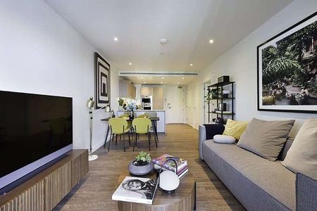 Bright One-Bedroom Apartment in Nine Elms  Rooftop Views, Two Pools, Gyms & Top Facilities - Photo 2