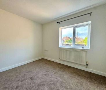 Hill View Road, Farnham, Surrey, GU9 - Photo 4