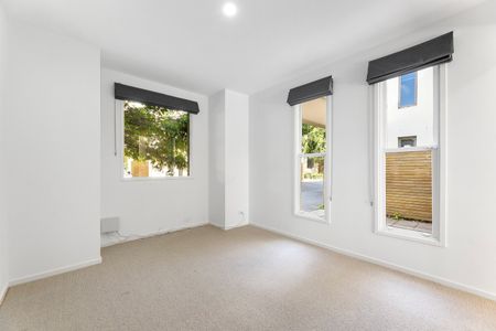 Renovated Luxury Townhouse and Leafy Seclusion in the Heart of Richmond - Photo 4