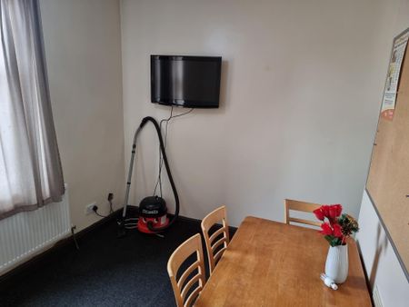 4 bedroom flat to rent - Photo 5