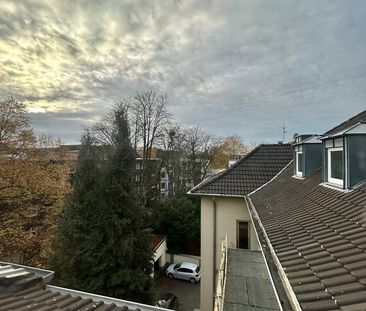 TOP LAGE - Zentrale 2 Zimmer Dachgeschoss Wohnung mit Einbauküche i... - Foto 1