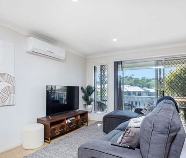 Stunning 4-Bedroom Home with Huge Backyard & Outdoor Entertaining - Photo 2