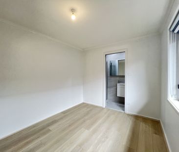 Newly refurbished three bedroom two bathroom residence in convenien... - Photo 2