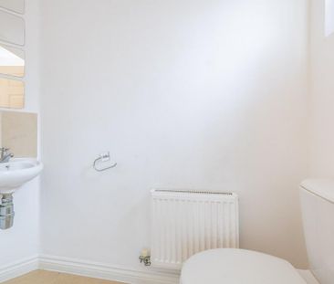 3 bedroom end of terrace house to rent - Photo 2