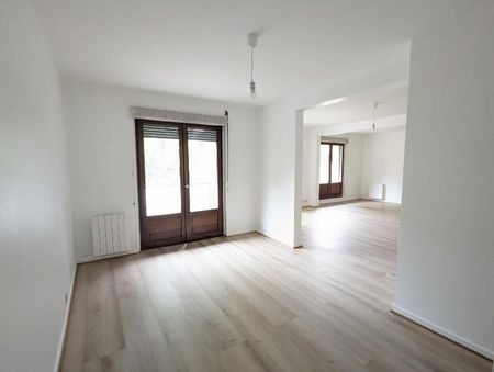 Location Appartement 4 pièces 131m² CHAMALIERES 63400 - Photo 2