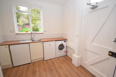 4 bedroom detached house to rent - Photo 5