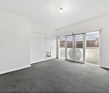 Bright 2-Bedroom Townhouse! - Photo 2