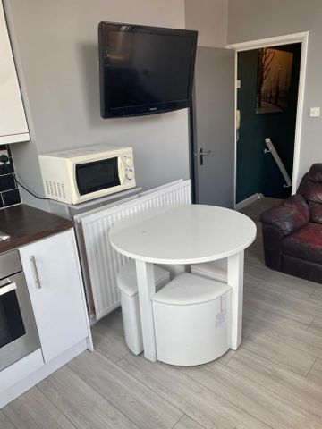 3 bedroom flat to rent - Photo 5