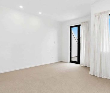 Stunning 4-Bedroom Home in New Lynn - Photo 4