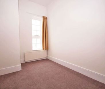 A 2 Bedroom Flat in Lansdown Terrace GL50 2JT - Photo 3