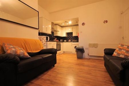 3 bedroom flat to rent - Photo 2