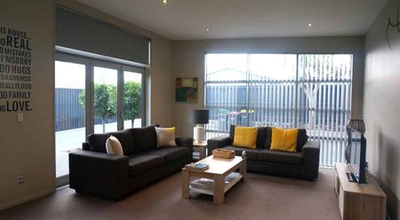 Stunning fully furnished rear family home in prime location! - Photo 3