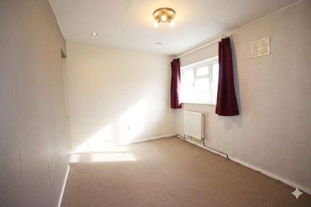 Thatches Grove, Romford, RM6 - Photo 3