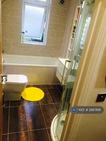 1 bedroom in a house share to rent - Photo 2